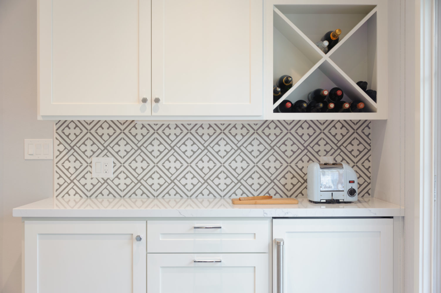 Read more about the article Trendy vs. Timeless Kitchen Backsplash Tiles